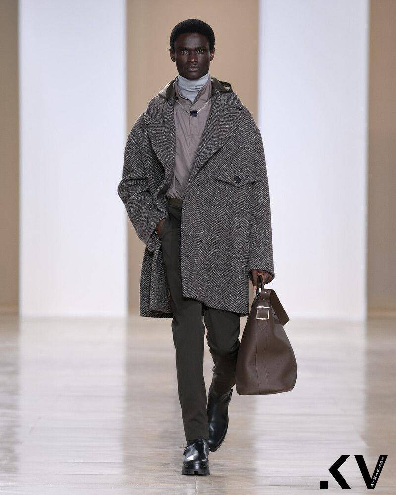 2024秋冬巴黎男装周亮点！Hermès诞生巨大手提包、卡通充气鞋掀热议 时尚穿搭 图18张